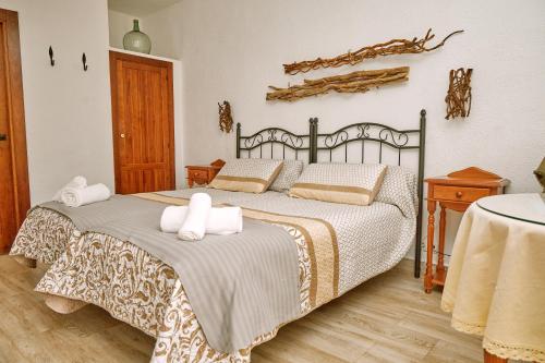 a bedroom with a bed with two towels on it at Batán de las Monjas in San Nicolás del Puerto