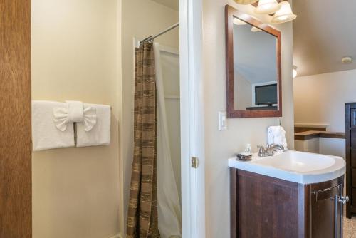 Bilik mandi di Powder Pointe Condos by Park City Vacations