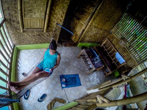 una mujer sentada en el suelo en una bañera en Bale'ku, en Pangandaran