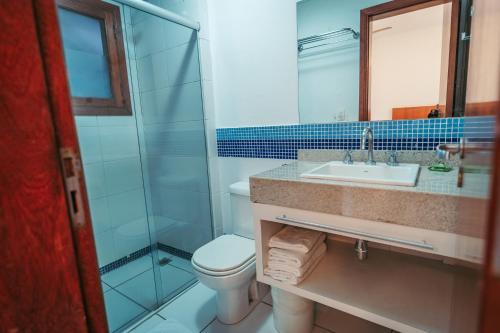 巴拉－沙希的住宿－Vila Bardot，一间带水槽、卫生间和镜子的浴室