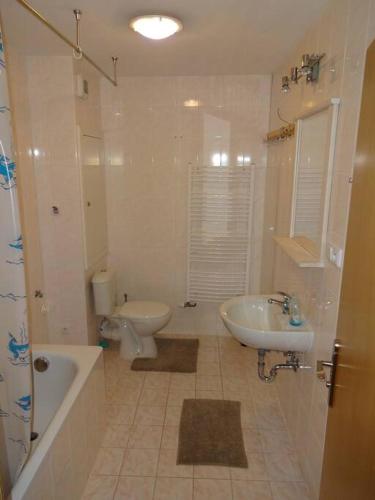 łazienka z wanną, umywalką i toaletą w obiekcie Luxusní apartmán v centru Božího Daru w mieście Boží Dar