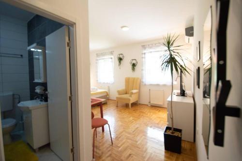 un soggiorno con tavolo e sedia in camera di Studio Sunlight+ private parking a Novi Sad