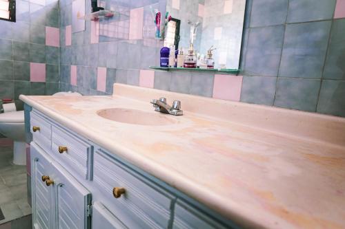 a bathroom with a sink and a mirror at Refugio Encantador in Santo Domingo