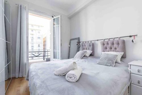 une chambre avec un grand lit avec des serviettes dessus dans l'établissement Nice Сentre 3 pièces 80m2 AC, à Nice