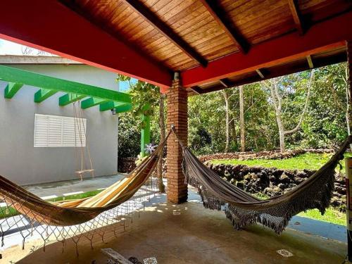 a patio with two hammocks in a house at Casa para relaxar em Chapada dos Guimarães in Chapada dos Guimarães