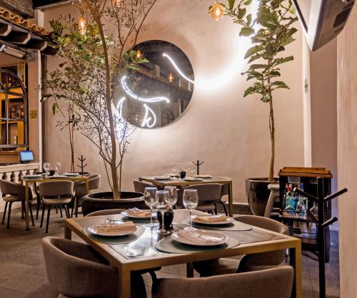a restaurant with tables and chairs in a room at Casona 142 Hotel Boutique Orizaba in Orizaba