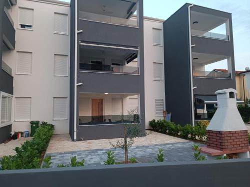 an external view of a apartment building at Apartman Mila in Biograd na Moru