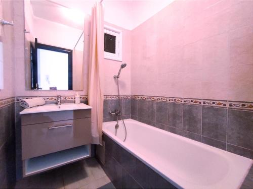 La salle de bains est pourvue d'une baignoire et d'un lavabo. dans l'établissement RABATOCEANFLAT, à Rabat
