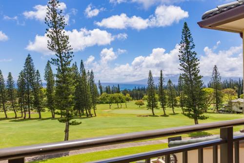 Una vista de un campo de golf desde el balcón de una casa. en Kapalua Golf Villa 27V 3, en Kapalua