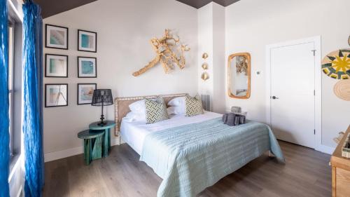 Giường trong phòng chung tại LoSo Luxury Loft w/ Roof Deck