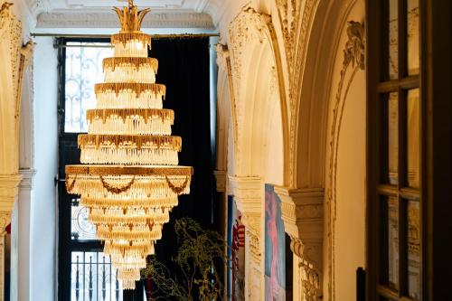 un pastel de boda colgando de una lámpara de araña en un edificio en Mr Cas Hotels Taksim - Special Category, en Estambul