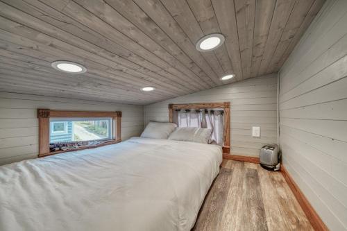 Postel nebo postele na pokoji v ubytování Tiny House Leadville Colorado