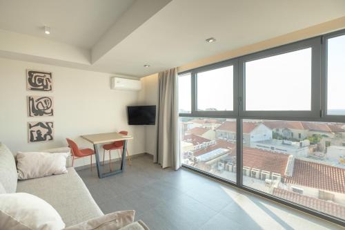 Sky-High Central Penthouse w. Stunning Views - 01