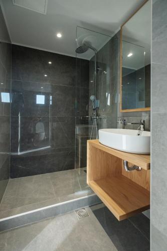 Sky-High Central Penthouse w. Stunning Views - 01
