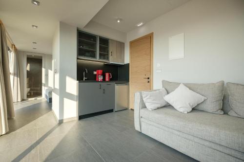 Sky-High Central Penthouse w. Stunning Views - 01