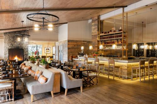 un ristorante con tavoli e sedie e un bar di Carmel Valley Ranch, in The Unbound Collection by Hyatt a Carmel Valley