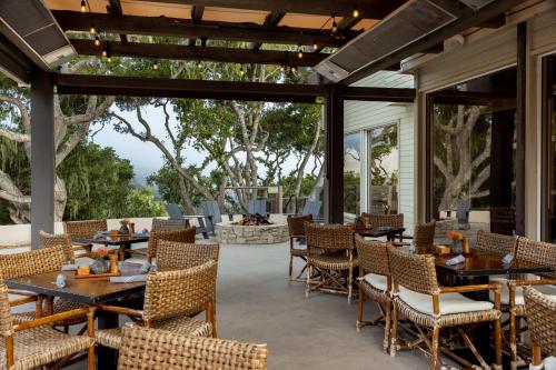 un patio esterno con tavoli, sedie e camino di Carmel Valley Ranch, in The Unbound Collection by Hyatt a Carmel Valley