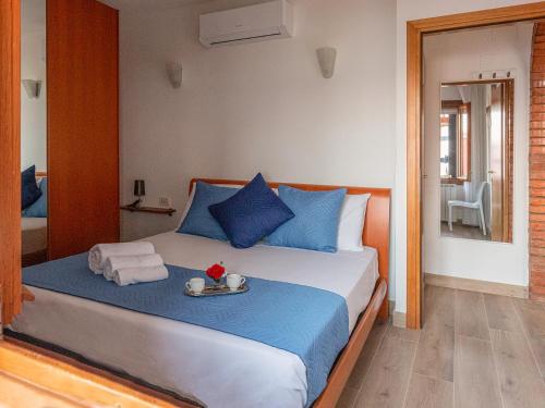 Un dormitorio con una cama con una bandeja de comida. en Burano L' Occhio sulla Laguna, en Burano