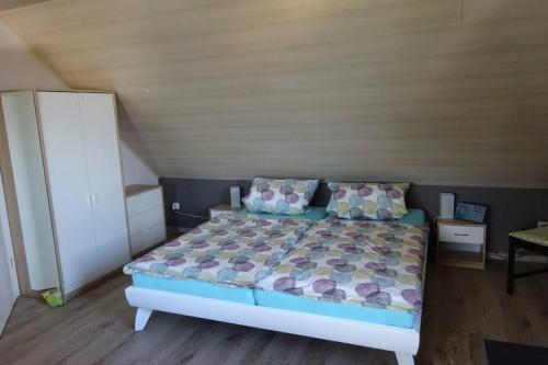 Un dormitorio con una cama con almohadas. en Fewo Auszeit 1, en Harschbach