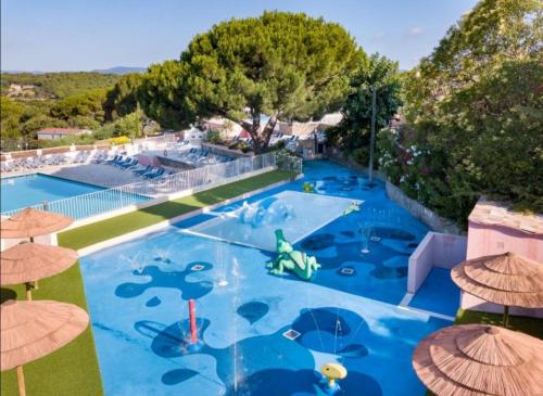 une grande piscine avec un parc aquatique dans l'établissement mobil home Gassin, à Gassin