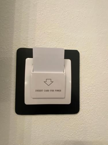 a lightswitch with a sign that reads magnetic card per month at affittacamere in centro MUSCI' ROOMS e SUITES in Tortolì
