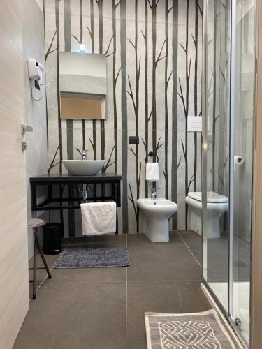 een badkamer met een wastafel en een toilet bij affittacamere in centro MUSCI' ROOMS e SUITES in Tortolì