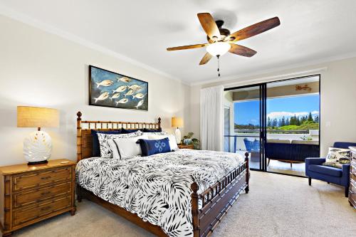 een slaapkamer met een bed en een plafondventilator bij Kapalua Golf Villa 15T 7&8 in Kahana