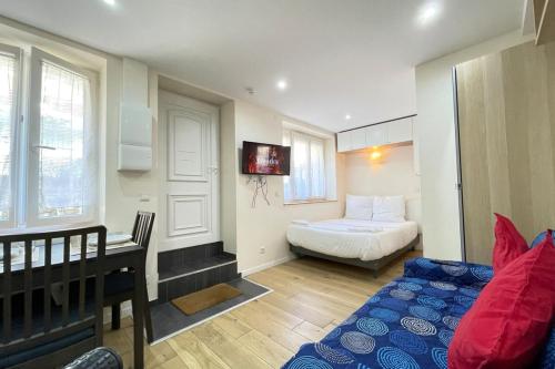 salon z łóżkiem i łóżkiem oraz sypialnia w obiekcie Cosy Appart Jouy N1 RER C 500 m w mieście Jouy-en-Josas
