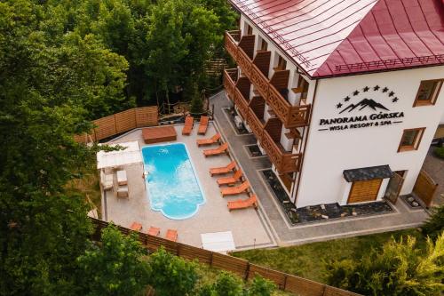 una vista aérea de un hotel con piscina en Panorama Górska Wisła Resort & SPA, en Wisła