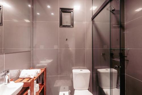 a bathroom with a toilet and a sink and a shower at Caravaggio Container Inn (7 min d Caminho d Pedras) in Farroupilha