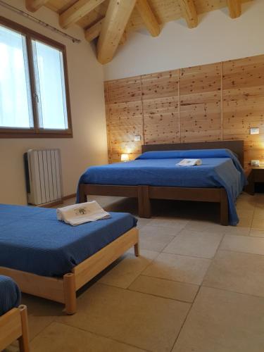 1 dormitorio con 2 camas en una habitación en Agriturismo Corte degli Ulivi, en Capoterra