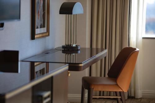 een bureau met een lamp en een stoel in een kamer bij JW Marriott Atlanta Buckhead in Atlanta