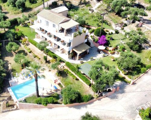 una vista aérea de una casa con piscina en Veroniki Studios & Apartments, en Moraitika