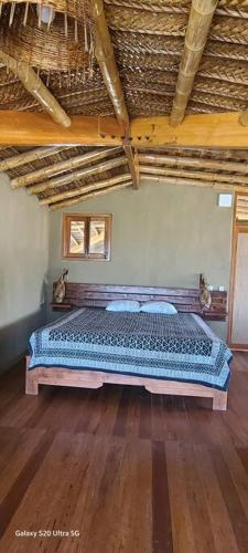 a bedroom with a large bed in a room at Casa Villa Alive - Vichayito Sur, Los Organos Talara in San Martín