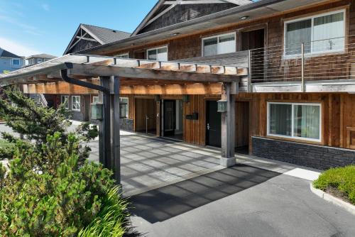 a pergola in front of a house at Pelican Shores Inn in Lincoln City