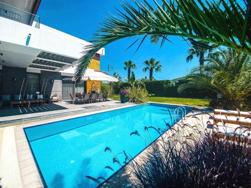 una piscina davanti a una casa di Villa Miami a Çeşme
