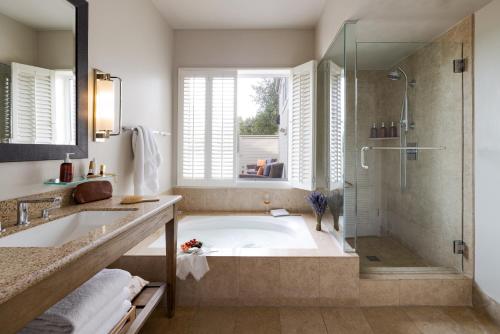 ein Bad mit einer Badewanne, einer Dusche und einem Waschbecken in der Unterkunft Carmel Valley Ranch, in The Unbound Collection by Hyatt in Carmel Valley