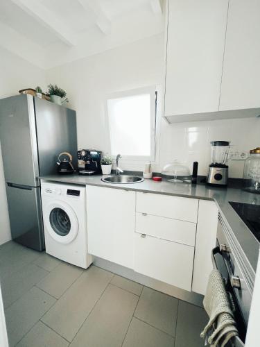 a kitchen with a washing machine and a sink at Apartamento Barcelona in Barcelona
