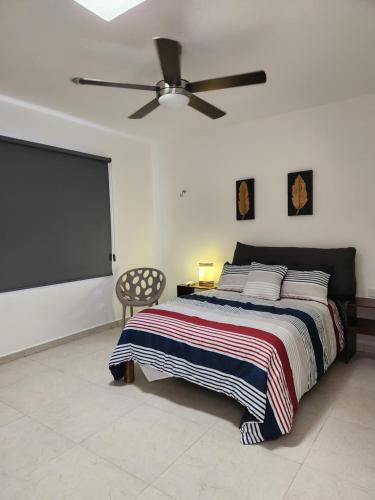 um quarto com uma cama e uma ventoinha de tecto em Pergola´s Road House em Yalsí