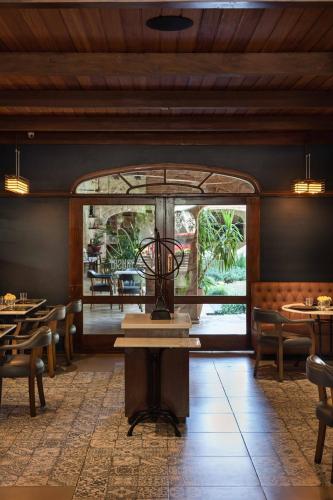 Ein Restaurant oder anderes Speiselokal in der Unterkunft Las Lomas Casa Hotel 