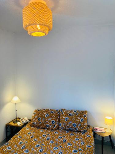 un salon avec un canapé et une lampe dans l'établissement Bienvenue chez Méli et Dorian, à La Grande Motte