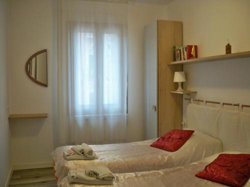 sypialnia z 2 łóżkami i oknem w obiekcie locazione Mery w Wenecji