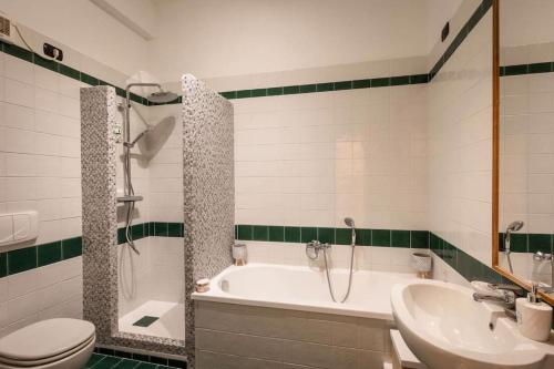 ein Badezimmer mit einer Badewanne, einem WC und einem Waschbecken in der Unterkunft Nervi residenziale a due passi dal mare in Genua