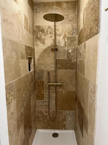 une salle de bain avec une douche avec un lavabo et des toilettes dans l'établissement Cocon chic du Vieux port - Clim, à Marseille