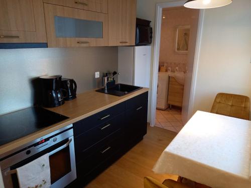 Η κουζίνα ή μικρή κουζίνα στο Pärnu Posti Apartment