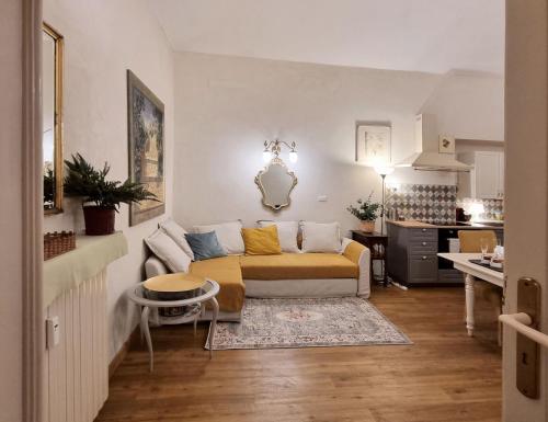 sala de estar con sofá y cocina en Borgo Po bliss en Turín