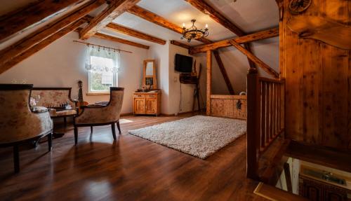 a living room with a table and chairs in a room at KUĆA ZA ODMOR DANICA in Čabar