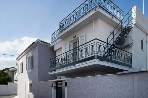 een wit gebouw met een balkon aan de zijkant bij G&K House Garden in Messini