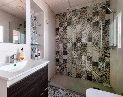 ein Bad mit einem Waschbecken und einer Dusche in der Unterkunft The little house in the neighbourhood in Alicante