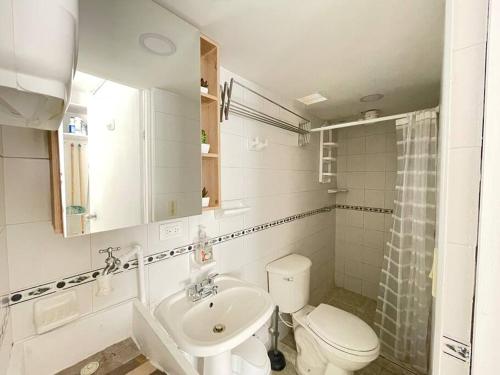 ein weißes Bad mit einem WC und einem Waschbecken in der Unterkunft Spacious and comfortable apartment next to metro in Bello